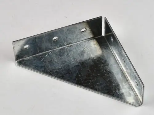 Metallische Dreieckbefestigung von Remko mit zwei Löchern zur Montage. Geeignet für verschiedene Anwendungen, robust und stabil.