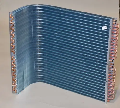 Lamellenverflüssiger von Remko mit einer gewellten Oberflächenstruktur und Kupferanschlüssen, optimal für Kühl- und Heizsysteme.