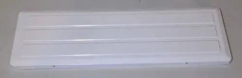 Weißes Metallblech von Remko mit drei horizontalen Rillen, flache Oberfläche, geeignet als Abdeckung oder für Montagezwecke.
