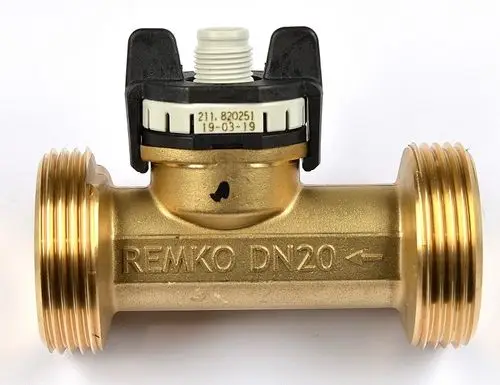 Durchfluss-Sensor von Remko mit einem Anschluss DN 20 und einem markanten schwarzen Kopf zur Einstellung. Sichtbare Gewinde an beiden Enden.