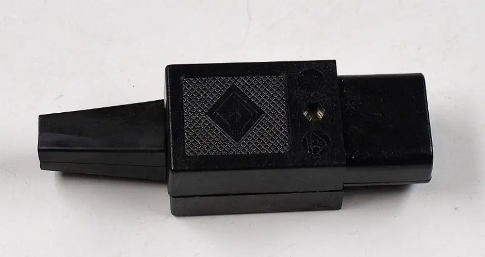 Netzanschlussstecker von Remko, in schwarzer Farbe mit rechteckiger und dreieckiger Form, verfügt über einen schlanken Stecker und eine quadratische Oberfläche.