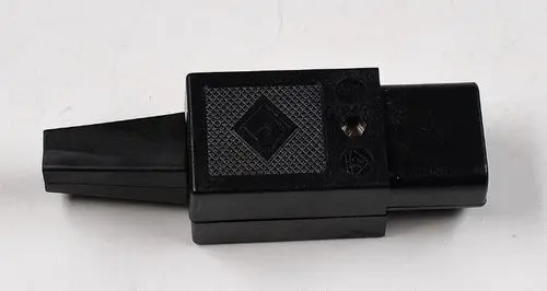 Netzanschlussstecker von Remko, in schwarzer Farbe mit rechteckiger und dreieckiger Form, verfügt über einen schlanken Stecker und eine quadratische Oberfläche.