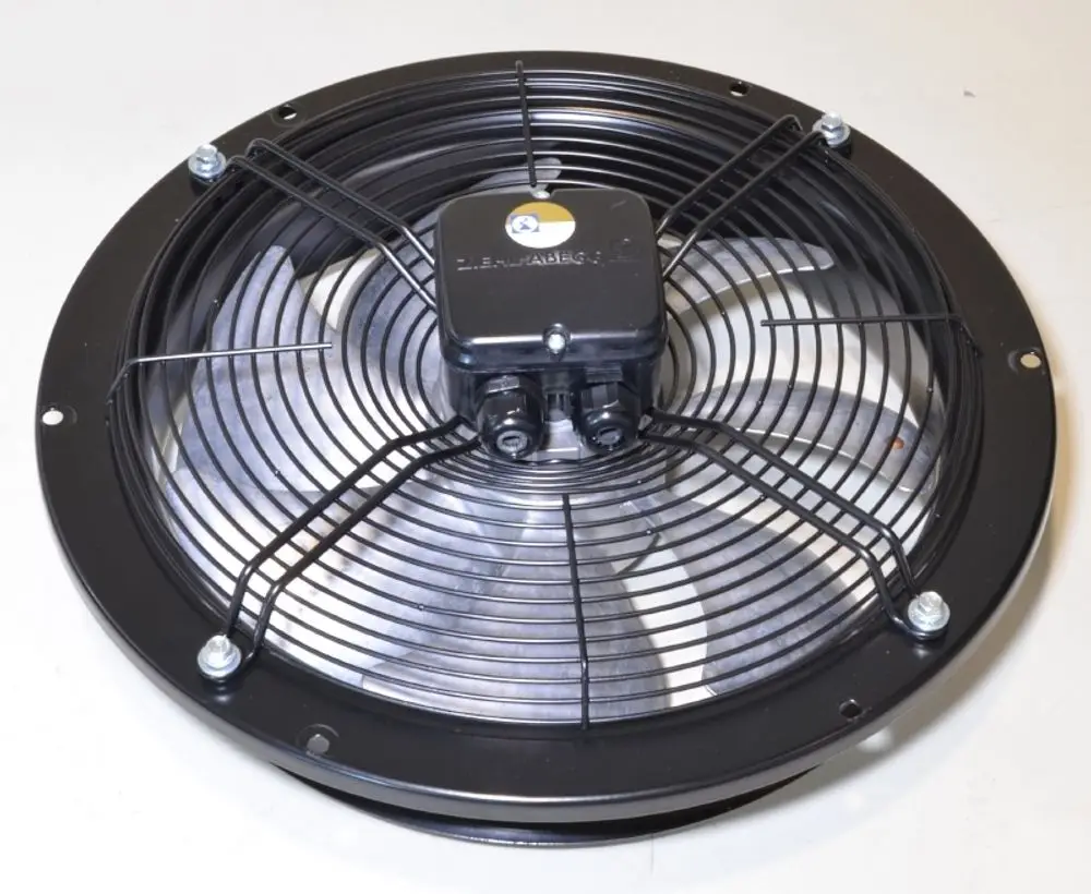 Umluftventilator mit einem schwarzen Gehäuse und einem stabilen Schutzgitter. Das Produkt stammt von der Marke Remko und zeigt eine kreisförmige Bauform.