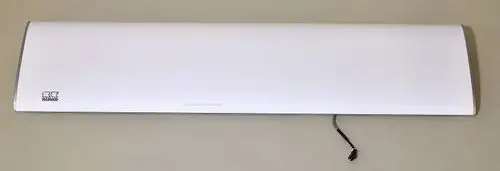 Geräteblende in Weiß von Remko, flach und rechteckig, mit einem Kabelanschluss auf der rechten Seite. Keine erkennbaren Maße oder spezifische Produktbezeichnung auf dem Bild.