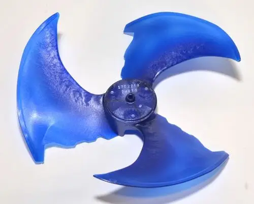 Ventilatorflügel in Blau, geeignet für den Einsatz mit Remko-Geräten. Die Flügel sind aerodynamisch geformt und dienen der Luftzirkulation in Ventilatoren.