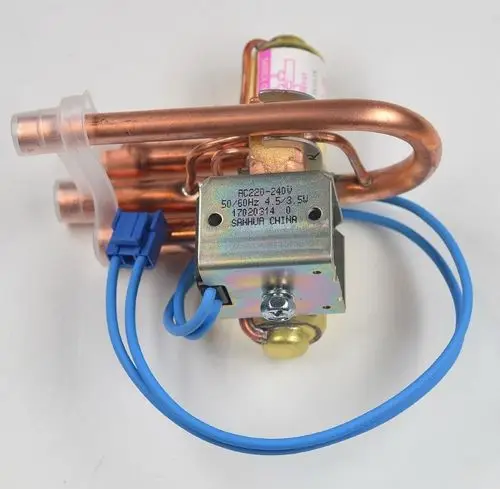 Kompaktes Ventil mit mehreren Kupferrohren und elektrischen Anschlüssen, hergestellt von Remko. Das Bauteil ist für Anwendungen in Klima- und Kälteanlagen vorgesehen.