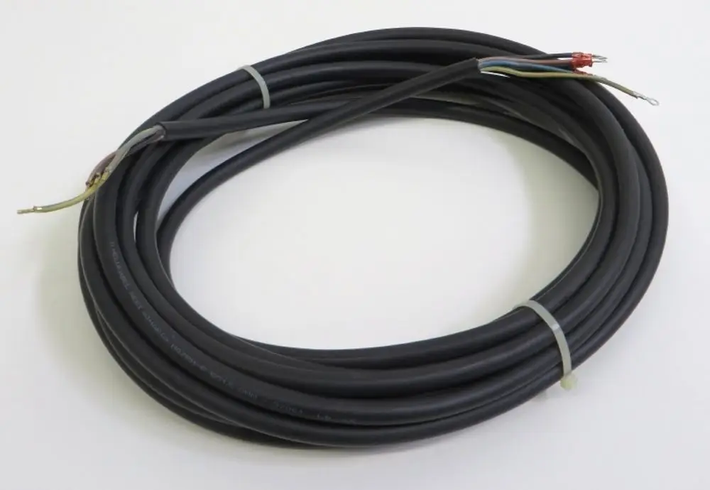 Schwarze Steuerleitung mit mehreren Drähten, teilweise freiliegenden Anschlüssen, aufgerollt. Produkt von Remko zur Verwendung in elektrischen Installationen.