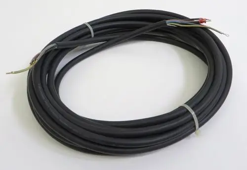 Schwarze Steuerleitung mit mehreren Drähten, teilweise freiliegenden Anschlüssen, aufgerollt. Produkt von Remko zur Verwendung in elektrischen Installationen.