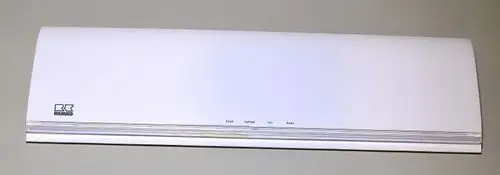 Weiße Geräteblende von Remko mit glatter Oberfläche und vier Tasten für Funktionen, abgebildet vor einer grauen Wand.
