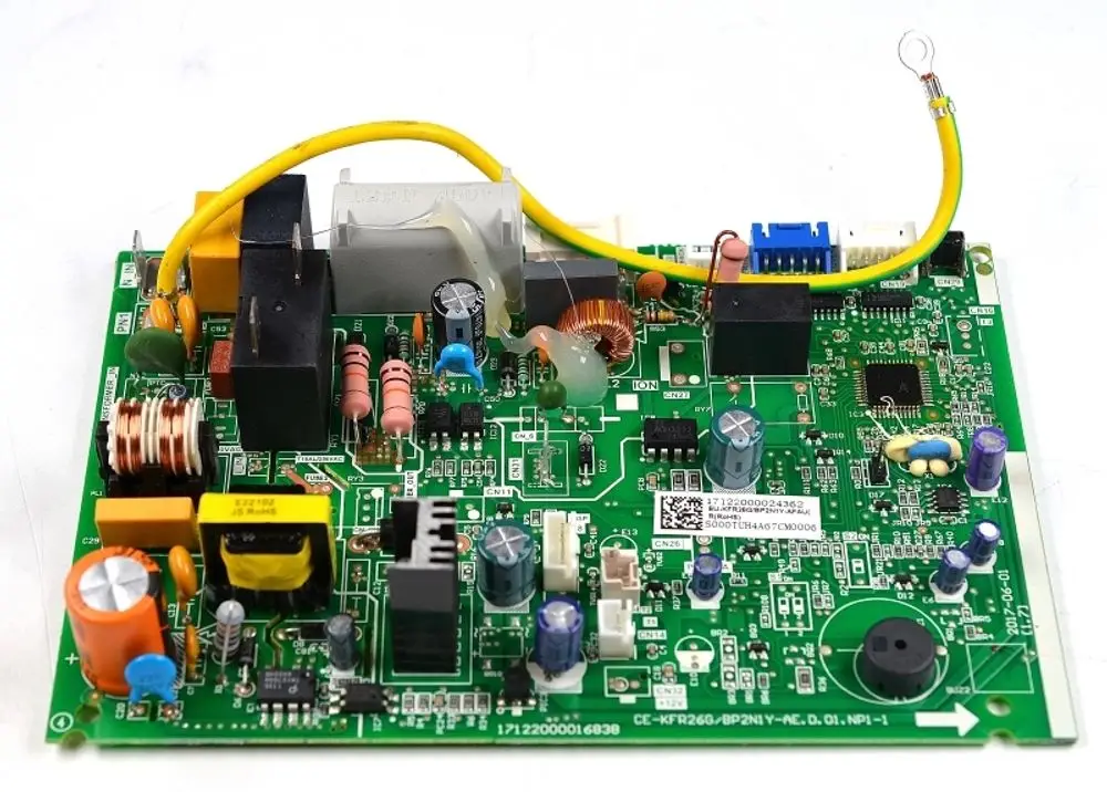 Grüne Steuerplatine mit elektronischen Komponenten, hergestellt von Remko. Auf der Platine sind verschiedene Widerstände, Kondensatoren und ein Transformator sichtbar.