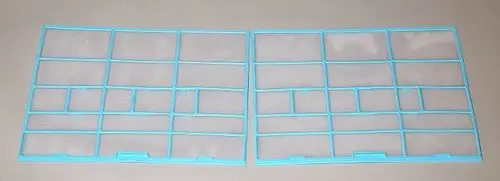 Zwei blaue Luftfilter mit quadratischen Maschen, produziert von Remko, auf einer grauen Fläche angeordnet. Die Filter sind in zwei gleich große Sektionen unterteilt.