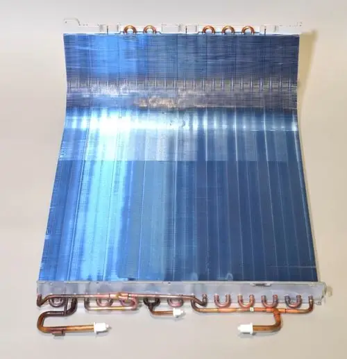 Verflüssiger von Remko mit einer blauen, gerippten Oberfläche und Kupferrohren an der Unterseite. Geeignet für Kühl- und Klimaanlagen.