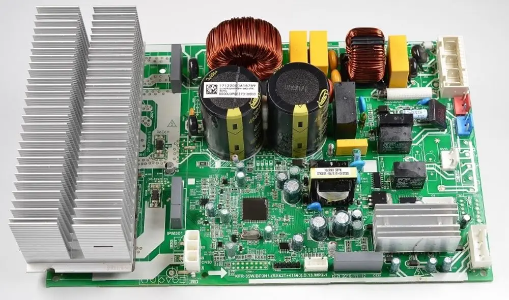Steuerplatine von Remko, bestückt mit Kondensatoren, Spulen und Kühlkörper, angeordnet auf einer grünen Leiterplatte mit verschiedenen elektrischen Bauteilen.