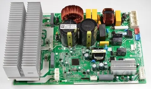 Steuerplatine von Remko, bestückt mit Kondensatoren, Spulen und Kühlkörper, angeordnet auf einer grünen Leiterplatte mit verschiedenen elektrischen Bauteilen.