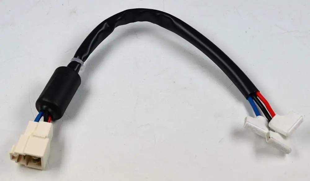 Anschlusskabel mit mehreren Anschlüssen, geeignet für elektrische Verbindungen, erhältlich von der Marke Remko.