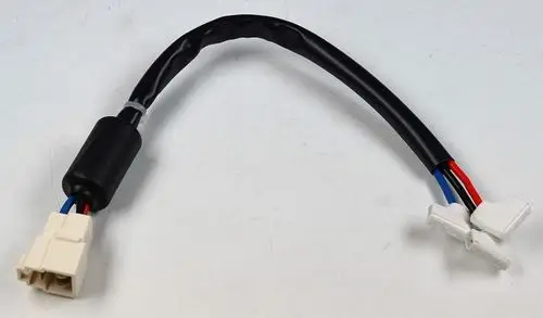 Anschlusskabel mit mehreren Anschlüssen, geeignet für elektrische Verbindungen, erhältlich von der Marke Remko.