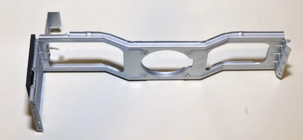 Halterung für einen Ventilatormotor, gefertigt aus Metall. Das Produkt zeigt die Marke Remko und hat eine strukturierte Rahmenkonstruktion mit Ausschnitten.