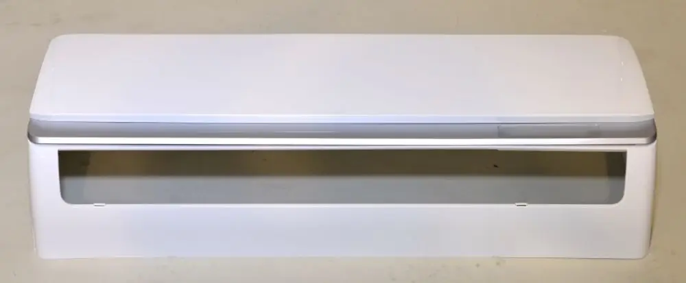 Weiße Vorderwand von Remko mit horizontaler Aussparung, glatt und ohne sichtbare Befestigungen, auf schlichter Unterlage.