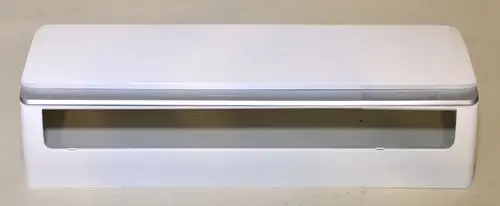 Weiße Vorderwand von Remko mit horizontaler Aussparung, glatt und ohne sichtbare Befestigungen, auf schlichter Unterlage.
