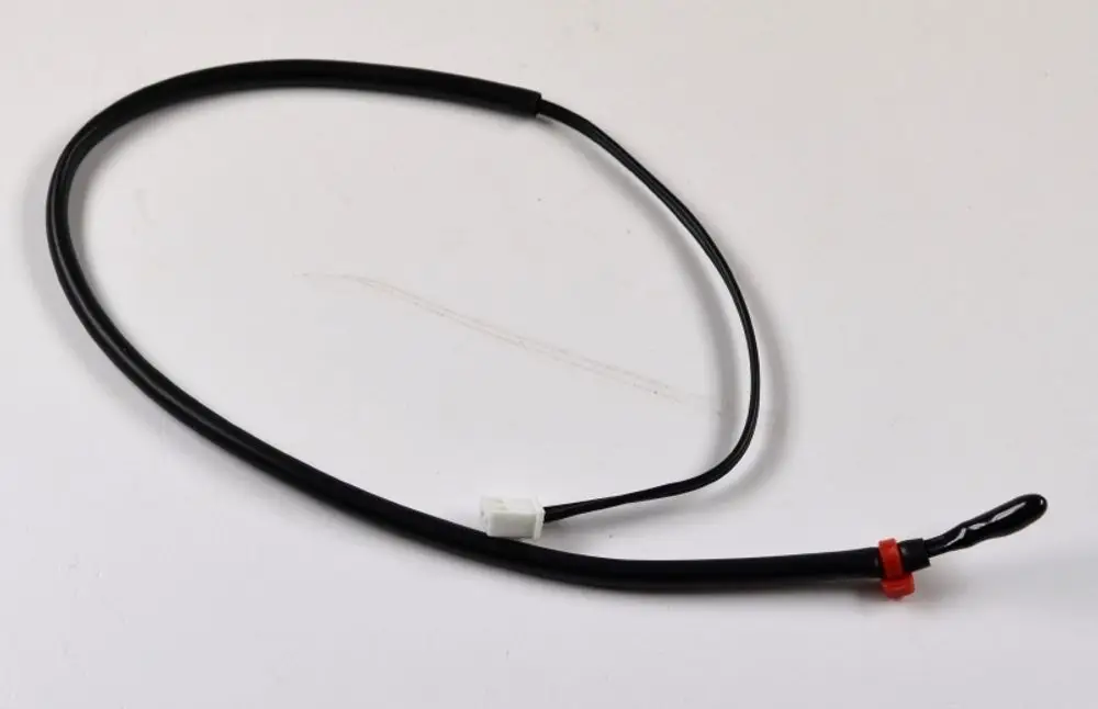 Schwarzes Kabel mit einem weißen Stecker und einem roten Halter, vermutlich ein Sensor von Remko, der zur Umluftkontrolle in Klimageräten dient.