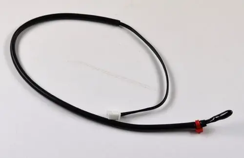 Schwarzes Kabel mit einem weißen Stecker und einem roten Halter, vermutlich ein Sensor von Remko, der zur Umluftkontrolle in Klimageräten dient.