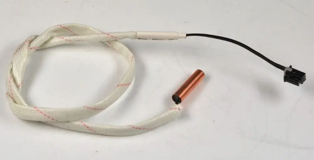 Rohranlegesensor mit einem kupfernen Zylinder und einem Kabel, hergestellt von Remko, vermutlich zur Temperaturmessung in Klimaanlagen oder Kühlsystemen.