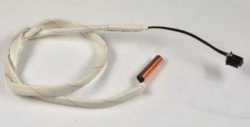 Rohranlegesensor mit einem kupfernen Zylinder und einem Kabel, hergestellt von Remko, vermutlich zur Temperaturmessung in Klimaanlagen oder Kühlsystemen.