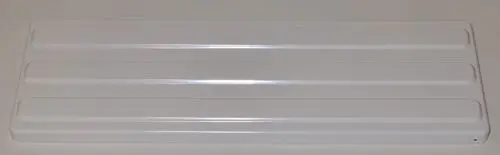 Weißes, flaches Blech mit mehreren Rillen, möglicherweise zur Abdeckung oder Befestigung, von der Marke Remko. Bodennaht lässt eine Montage an einer Wand vermuten.
