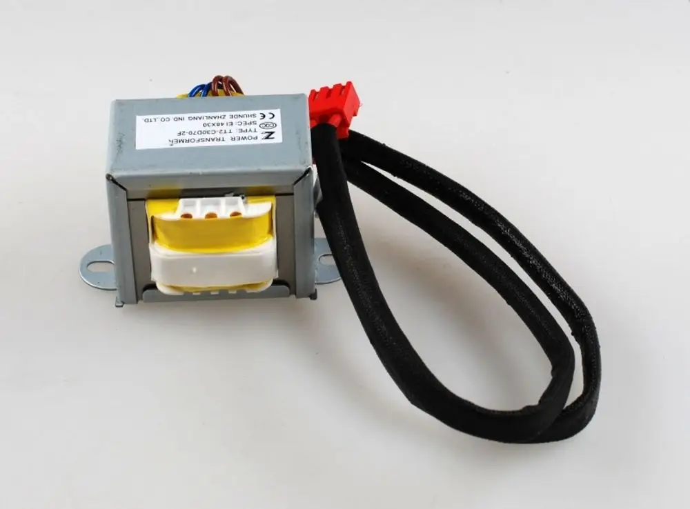 Transformator von Remko, Metallgehäuse mit Anschlusskabeln, zwei Anschlüssen seitlich, konzipiert für die Umwandlung von elektrischer Energie.