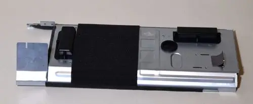 Trennblech aus Metall mit schwarzer Polsterung, geeignet für Anwendungen von Remko, zeigt mehrere Halterungen und Aussparungen zur Befestigung und Installation.