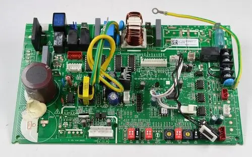 Steuerplatine von Remko mit verschiedenen elektronischen Komponenten, Relais und Anschlüssen, zur Verwendung in Steuerungs- und Alarmsystemen.