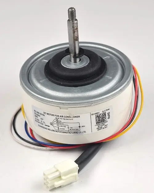 DC-Motor für Klimaanlage mit sichtbarem Anschlusskabel und mehreren farbigen Drähten. Hersteller: Remko. Motorwelle mittig mit einer Schraube zur Befestigung.