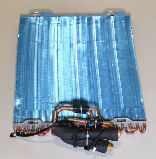 Kühlkörper von Remko mit blauer Oberfläche und angeschlossenen Kupferrohren, geeignet für die Kühlung in technischen Anwendungen.