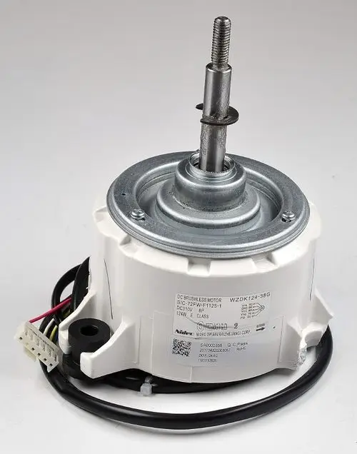 DC-Motor von Remko mit sichtbarem Gehäuse und Anschlussleitungen. Das Produkt ist ausgestattet mit einer zentralen Welle und verschiedenen Kabelanschlüssen.