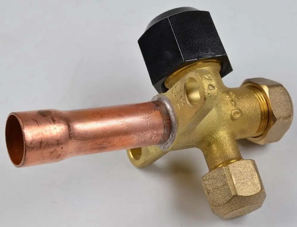 Absperrventil aus Messing und Kupfer mit schwarzem Kopfteil. Einsatz mögl. bei Kälte- und Klimaanlagen. Von der Marke Remko.