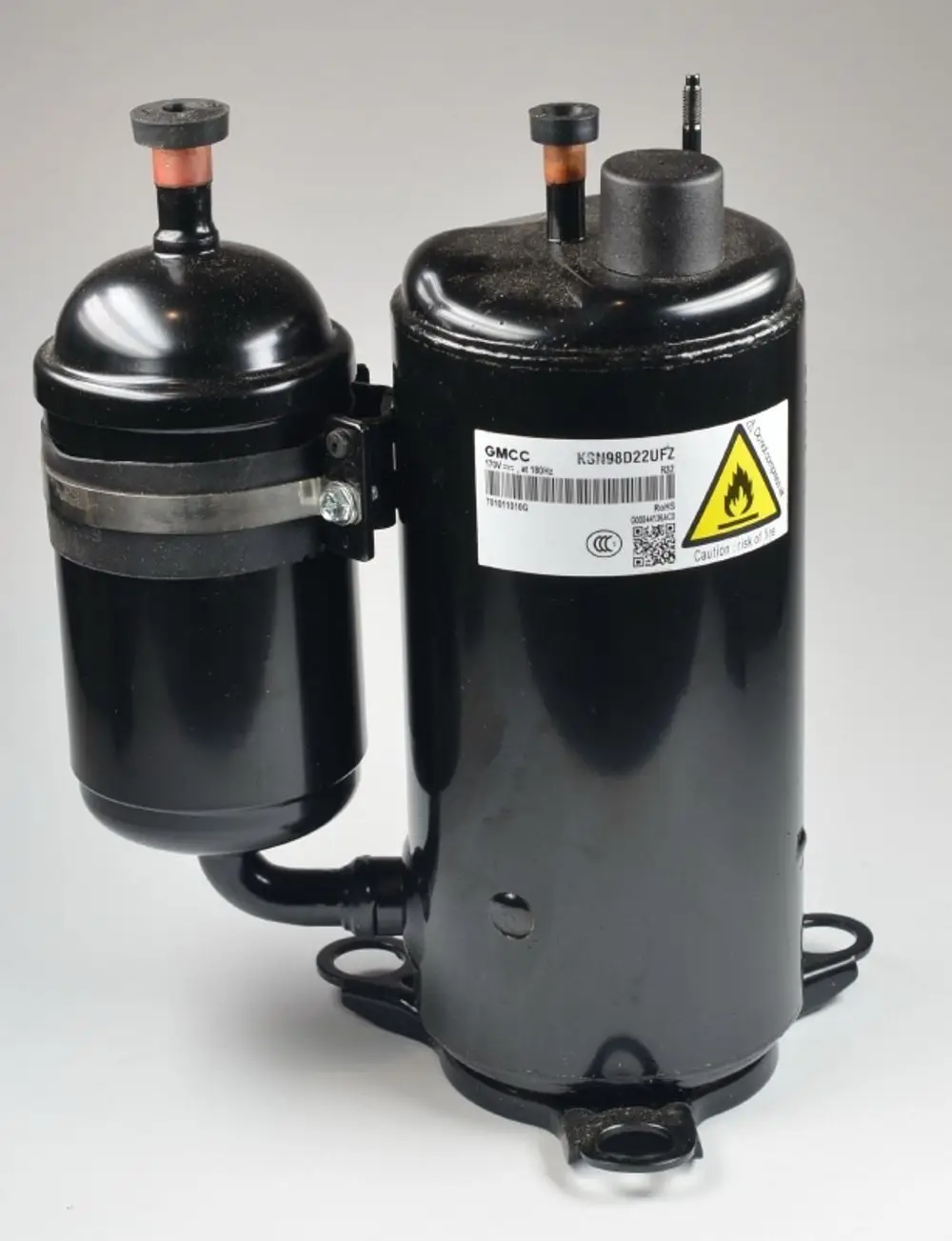 Kompressor von Remko, schwarz mit zwei Zylinderbehältern und Anschlussrohren, ausgestattet mit Warnhinweis zur Brandgefahr und Produktinformationen auf Etikett.