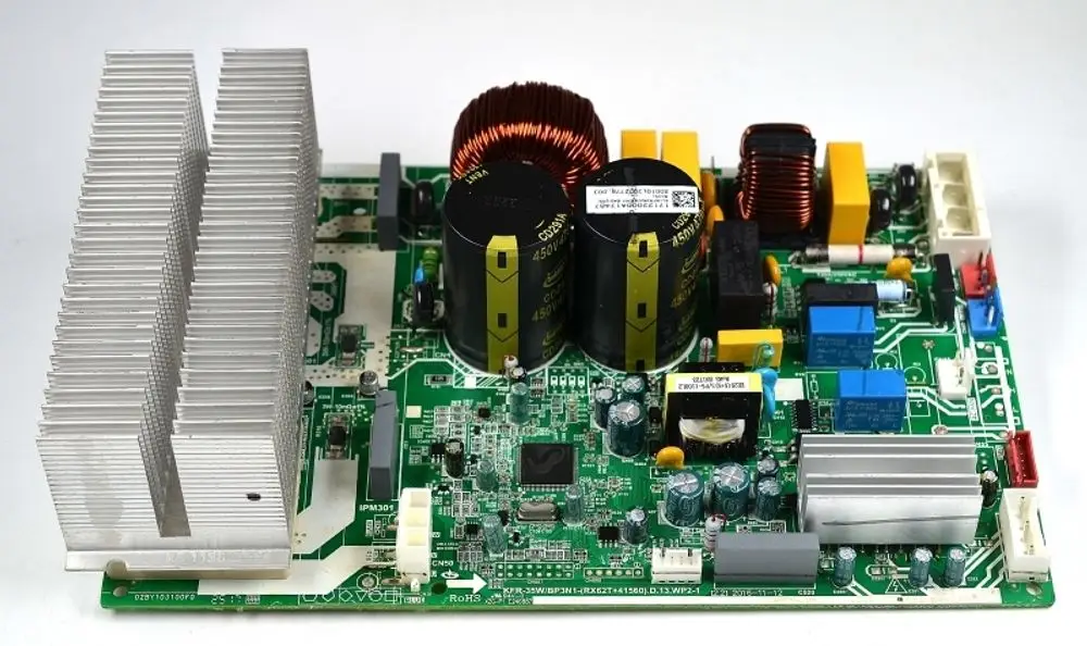 Grüne Steuerplatine von Remko mit mehreren Komponenten wie Kühlkörper, Kondensatoren und Spulen, die für elektronische Steuerungsanwendungen konzipiert ist.