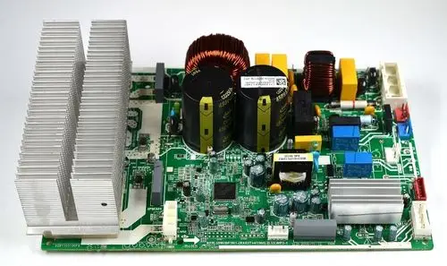 Grüne Steuerplatine von Remko mit mehreren Komponenten wie Kühlkörper, Kondensatoren und Spulen, die für elektronische Steuerungsanwendungen konzipiert ist.