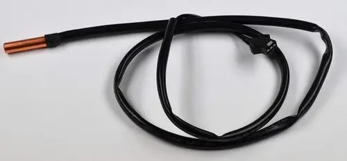 Temperatursensor mit Kupferende und schwarzem Kabel von Remko, geeignet zur Anwendung im Verflüssiger eines Kälte- oder Klimasystems.