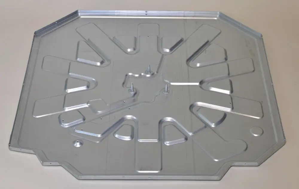 Metallischer Gehäuseboden mit mehreren Ausschnitten und Befestigungslöchern, geeignet für Anwendungen von Remko. Oberfläche zeigt eine reflektierende Metallstruktur.