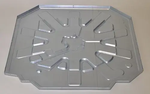 Metallischer Gehäuseboden mit mehreren Ausschnitten und Befestigungslöchern, geeignet für Anwendungen von Remko. Oberfläche zeigt eine reflektierende Metallstruktur.