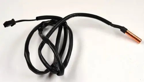 Temperatursensor mit angeschlossenem Kabel, hergestellt von Remko. Der Sensor hat einen kupferfarbenen Teil und einen schwarzen Kunststoffmantel.