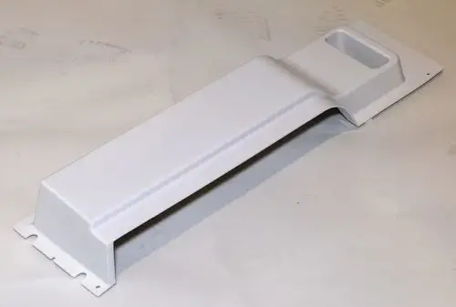 Weiße Abdeckung für Kältemittelanschlüsse, passend für Modelle von Remko, mit rechteckiger Form und integriertem Griffbereich.