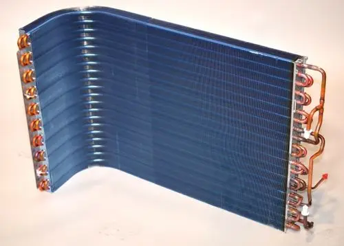 Kupferrohr-Wärmetauscher mit geschwungener Verrohrung und blauer Aluminiumoberfläche, installiert im Bereich der Klimatechnik von Remko.