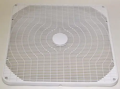 Weißes Schutzgitter mit regelmäßigen Linien und einem zentralen Knopf, geeignet für Anwendungen von Remko, auf einem hellen Hintergrund platziert.