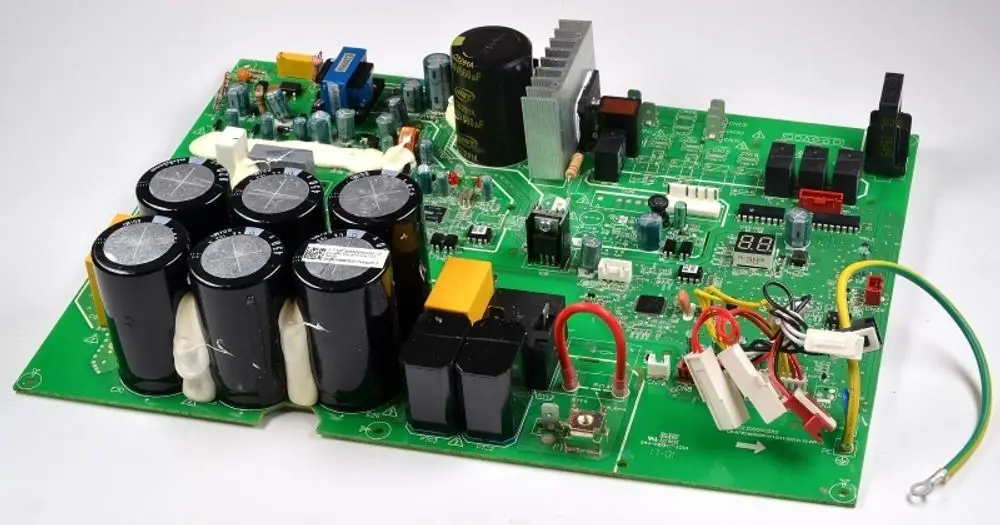 Steuerplatine von Remko mit mehreren Kondensatoren, Widerständen, sowie einem Display und verschiedenen Anschlusskabeln. Grüne Leiterplatte im elektrischen Design.