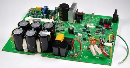 Steuerplatine von Remko mit mehreren Kondensatoren, Widerständen, sowie einem Display und verschiedenen Anschlusskabeln. Grüne Leiterplatte im elektrischen Design.