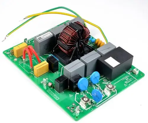 Schaltungsträger von Remko mit mehreren Relais, Kondensatoren und einem Transformator. Leiterplattenlayout mit Anschlüssen für elektrische Verbindungen erkennbar.