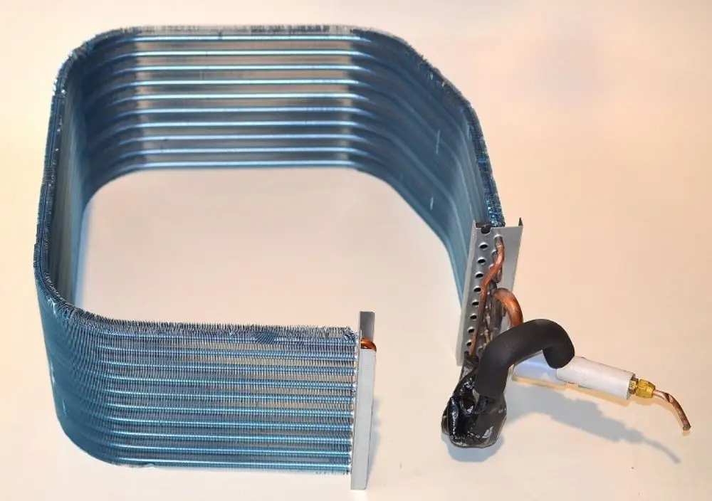 Verdampfer von Remko, mit mehreren gewickelten Metallrohren in blauer Beschichtung. Anschlüsse sind seitlich angebracht.