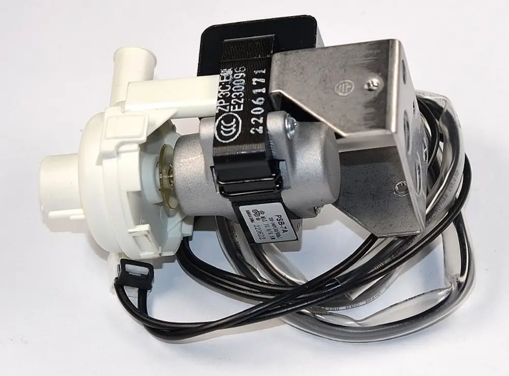 Kondensatpumpe von Remko mit einem elektrischen Motor, abgewinkelter Halterung und Anschlüssen für Rohrleitungen. Kabel sind sichtbar für den Anschluss.